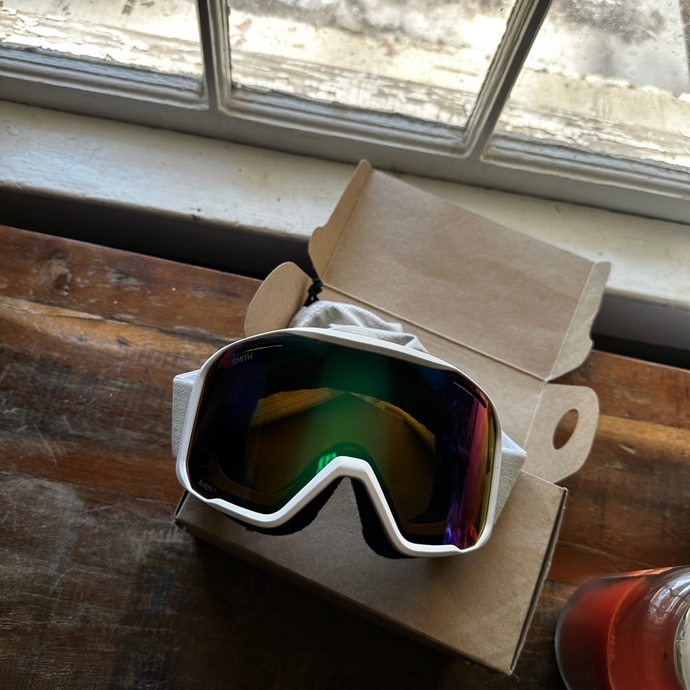 SMITH snow/skiing goggles with anti-fog lens, &
UVA/UVB sun protection - Picture 9 of 12